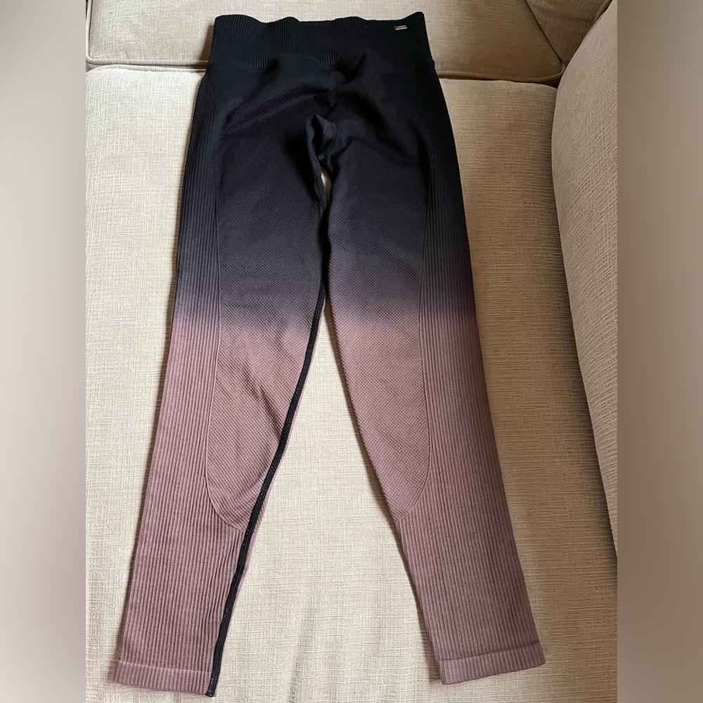 Pink Active Victoria’s Secret black/taupe seamlessss ombré leggings. Size small
